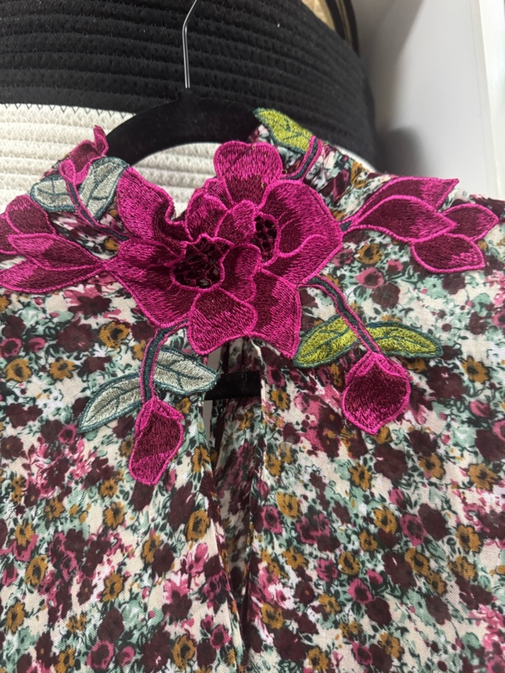 Beautiful Chelsea & Violet blouse featuring a romantic floral print size S - Picture 5 of 5